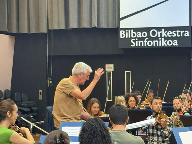 Richard Balcombe rehearsing with the Bilbao Symphony Orchestra